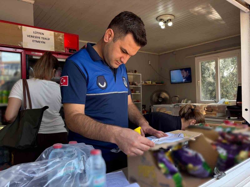 MERSİN'DE OKUL KANTİNLERİNE YÖNELİK GERÇEKLEŞTİRİLEN DENETİMLERDE SON KULLANMA TARİHİ GEÇMİŞ SÜT VE ÇEŞİTLİ GIDA ÜRÜNLERİ TESPİT EDİLDİ.