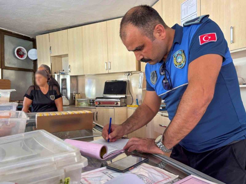 MERSİN'DE OKUL KANTİNLERİNE YÖNELİK GERÇEKLEŞTİRİLEN DENETİMLERDE SON KULLANMA TARİHİ GEÇMİŞ SÜT VE ÇEŞİTLİ GIDA ÜRÜNLERİ TESPİT EDİLDİ.