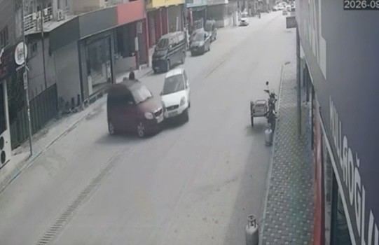 Osmaniye’de iki otomobilin çarpıştığı kaza kamerada: 2 yaralı
