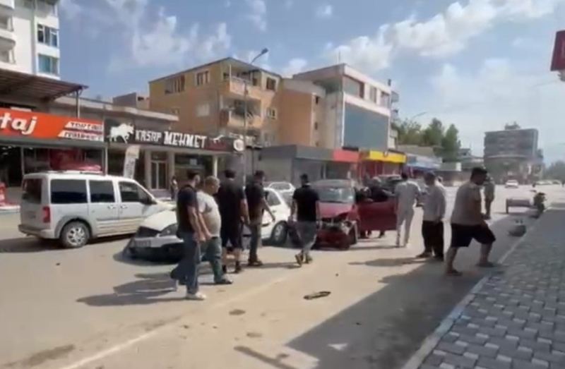 OSMANİYE’NİN TOPRAKKALE İLÇESİNDE İKİ OTOMOBİLİN ÇARPIŞMASI SONUCU MEYDANA GELEN TRAFİK KAZASINDA 2 KİŞİ YARALANDI.