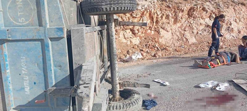 MUT İLÇESİNDE SEYİR HALİNDEKİ TRAKTÖRE AYNI YÖNDE SEYİR HALİNDE OLAN TRAKTÖRE ARKADAN ÇARPTI. ÇARPIŞMANIN ETKİSİYLE İKİ TRAKTÖRDE ŞARAMPOLE YUVARLANDI. KAZADA 1 KİŞİ OLAY YERİNDE HAYATINI KAYBEDERKEN 2 KİŞİ AĞIR YARALANDI.