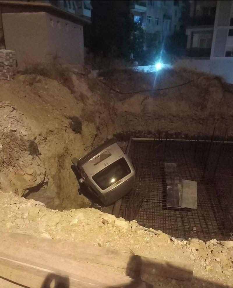 MERSİN'İN ANAMUR İLÇESİNDE BİR ŞAHIS ARACIYLA KAVGA ETTİĞİ ŞAHSA ÇARPIP ÇUKURA UÇTU, HEM KENDİ HEM DE VURDUĞU ŞAHIS YARALANDI. O ANLAR İSE SANİYE SANİYE CEP TELEFONU KAMERASINA YANSIDI.