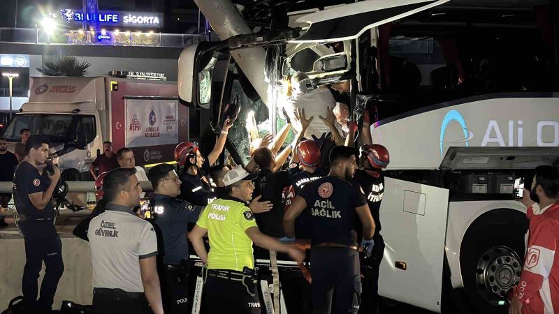 ADANA'DA KONTROLDEN ÇIKAN YOLCU OTOBÜSÜ ÖNCE TABELA DİREĞİNE ARDINDAN ALT GEÇİT DUVARINA ÇARPTI. KAZADA YARALANAN 11 KİŞİ HASTANELERE KALDIRILDI.