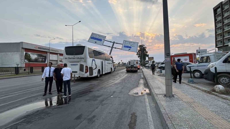 ADANA'DA KONTROLDEN ÇIKAN YOLCU OTOBÜSÜ ÖNCE TABELA DİREĞİNE ARDINDAN ALT GEÇİT DUVARINA ÇARPTI. KAZADA YARALANAN 11 KİŞİ HASTANELERE KALDIRILDI.