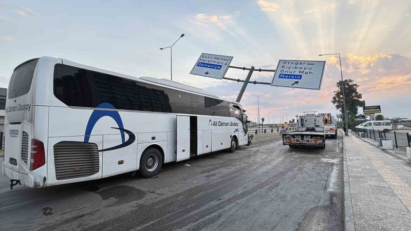 ADANA'DA KONTROLDEN ÇIKAN YOLCU OTOBÜSÜ ÖNCE TABELA DİREĞİNE ARDINDAN ALT GEÇİT DUVARINA ÇARPTI. KAZADA YARALANAN 11 KİŞİ HASTANELERE KALDIRILDI.