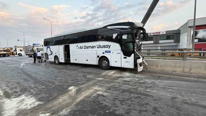 ADANA'DA KONTROLDEN ÇIKAN YOLCU OTOBÜSÜ ÖNCE TABELA DİREĞİNE ARDINDAN ALT GEÇİT DUVARINA ÇARPTI. KAZADA YARALANAN 11 KİŞİ HASTANELERE KALDIRILDI.