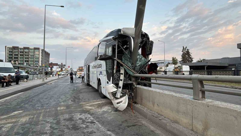 ADANA'DA KONTROLDEN ÇIKAN YOLCU OTOBÜSÜ ÖNCE TABELA DİREĞİNE ARDINDAN ALT GEÇİT DUVARINA ÇARPTI. KAZADA YARALANAN 11 KİŞİ HASTANELERE KALDIRILDI.