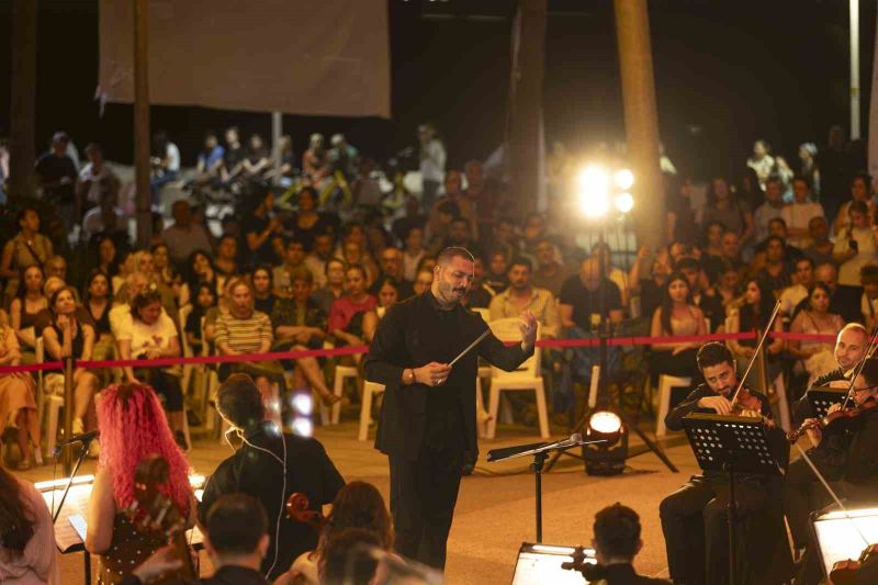MERSİN BÜYÜKŞEHİR BELEDİYESİ KENT ORKESTRASI, 2026-2027 YENİ SANAT SEZONUNUN AÇILIŞINI AKDENİZ MANZARASI EŞLİĞİNDE VERDİĞİ KONSERLE YAPTI.