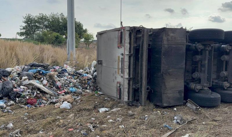 Adana’da atık yüklü tır devrildi: Sürücü yaralandı