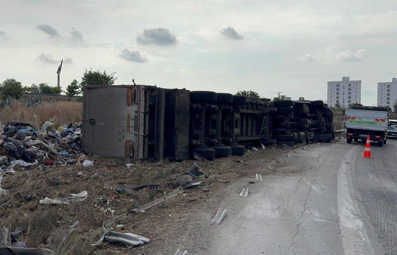 ADANA’DA ATIK YÜKLÜ TIRIN DEVRİLMESİ SONUCU MEYDANA GELEN KAZADA SÜRÜCÜ YARALANDI.