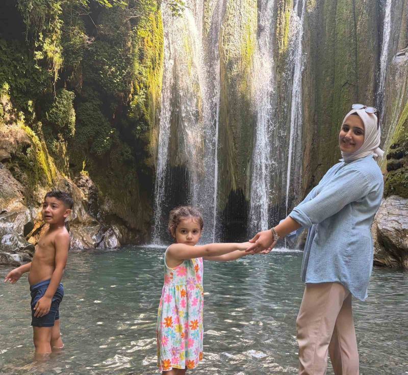 KARASU ŞELALESİ, ÖZELLİKLE HAFTA SONLARI YÜZLERCE DOĞASEVERİ AĞIRLIYOR.