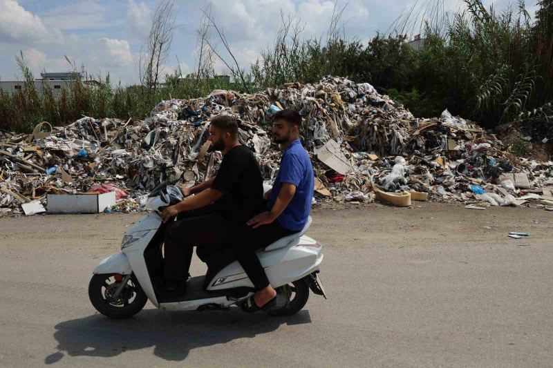 ADANA’DA OKUL ÖNÜNDEKİ BOŞ ARAZİYE MOBİLYA ÜRETİMİNDE KULLANILAN MALZEMELERİN İSTİFLENMESİNDEN BIKAN MAHALLELİ, SORUMLULARI YAKALAMAK İÇİN ARAZİYİ GÖRECEK ŞEKİLDE GÜVENLİK KAMERASI TAKTIRDI.