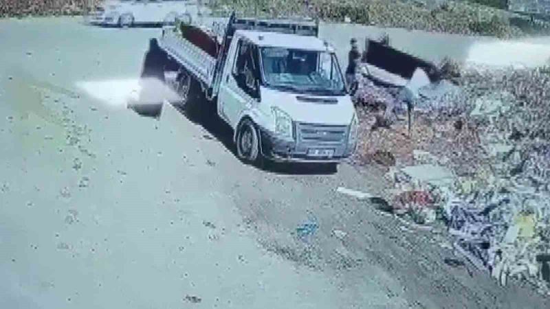 ADANA’DA OKUL ÖNÜNDEKİ BOŞ ARAZİYE MOBİLYA ÜRETİMİNDE KULLANILAN MALZEMELERİN İSTİFLENMESİNDEN BIKAN MAHALLELİ, SORUMLULARI YAKALAMAK İÇİN ARAZİYİ GÖRECEK ŞEKİLDE GÜVENLİK KAMERASI TAKTIRDI.