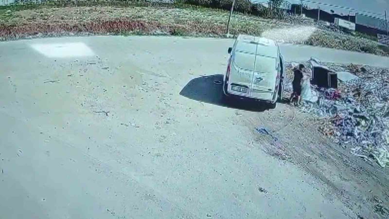 ADANA’DA OKUL ÖNÜNDEKİ BOŞ ARAZİYE MOBİLYA ÜRETİMİNDE KULLANILAN MALZEMELERİN İSTİFLENMESİNDEN BIKAN MAHALLELİ, SORUMLULARI YAKALAMAK İÇİN ARAZİYİ GÖRECEK ŞEKİLDE GÜVENLİK KAMERASI TAKTIRDI.