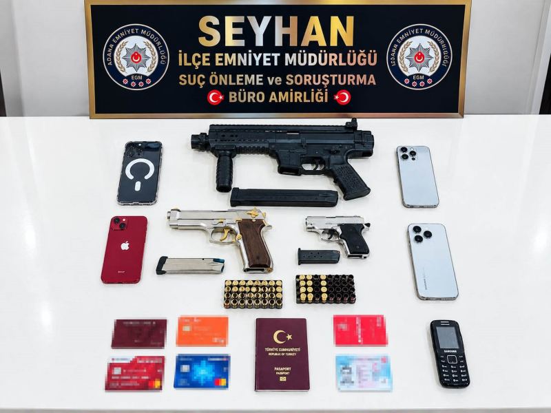 ADRESTE YAPILAN ARAMADA 1 HAFİF MAKİNELİ TÜFEK, 2 RUHSATSIZ TABANCA, ÇOK SAYIDA MERMİ VE 5 CEP TELEFONU ELE GEÇİRİLDİ.