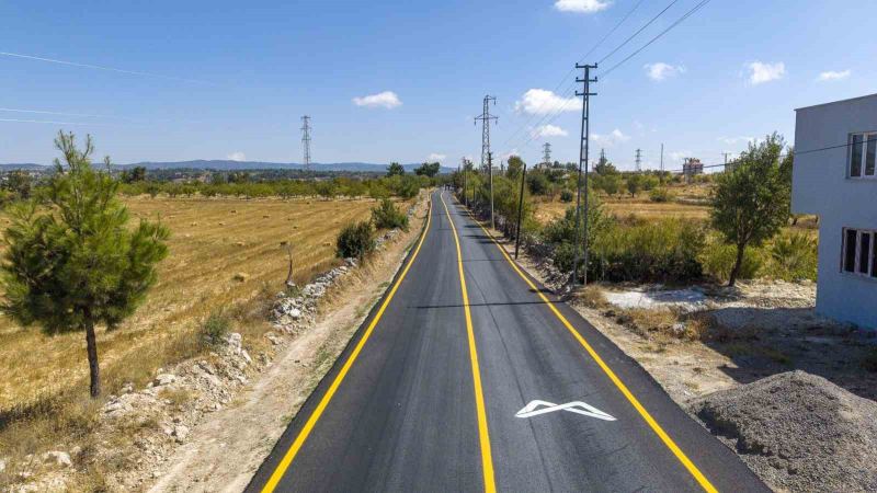 MERSİN’DE 3 MAHALLENİN ORTAK KULLANDIĞI BİN 100 METRE UZUNLUĞUNDAKİ YOL, ALTYAPI ÇALIŞMALARININ ARDINDAN YAKLAŞIK 2 BİN TON SICAK ASFALT KULLANILARAK YENİLENDİ.