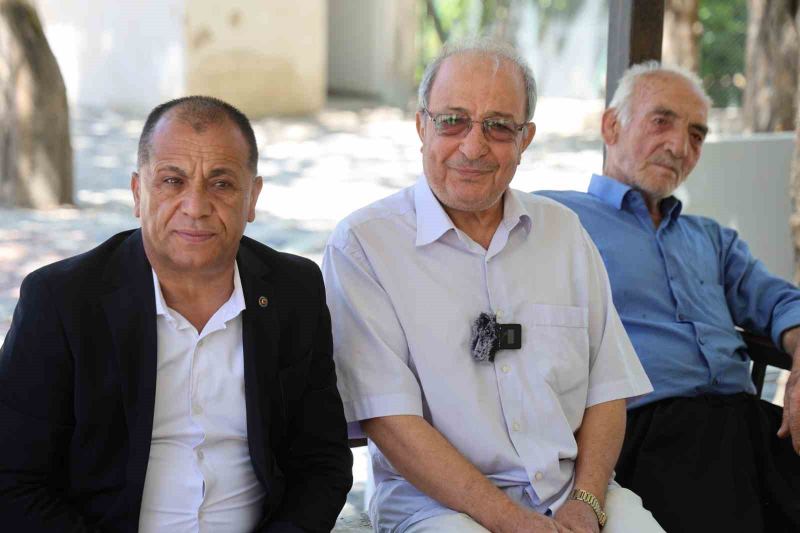 BELEDİYE BAŞKANI MAHMUT DAL (SOLDA), KANDİLLİ MAHALLESİ’NE YAPILAN MUHTAR EVİNİ İNCELEDİ, VATANDAŞLARLA SOHBET ETTİ