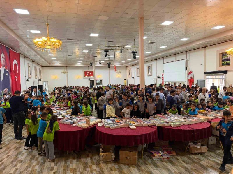 ADANA’NIN FEKE İLÇESİNDE BU YIL İKİNCİSİ DÜZENLENEN FEKE KİTAP GÜNLERİ, KİTAPSEVERLERİ, ÖĞRENCİLERİ, YAZARLARI VE SANATSEVERLERİ BİR ARAYA GETİRDİ. 24-26 EYLÜL TARİHLERİ ARASINDA GERÇEKLEŞTİRİLEN ETKİNLİK, VATANDAŞLARIN YOĞUN İLGİSİYLE TAMAMLANDI.