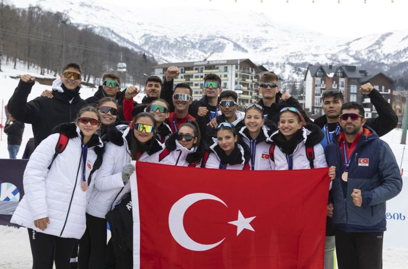 MERSİN’DE 12 YAŞINDA ÜCRETSİZ VOLEYBOL KURSLARINA KATILARAK YETENEĞİ KEŞFEDİLEN CENNET İREM ÇETİN, MİLLİ TAKIMA KADAR YÜKSELDİ.