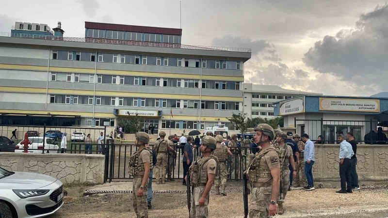 Lisede korku dolu anlar: Silahla vurulan öğretmen öldü