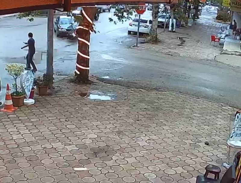 KAZA ANI, ÇEVREDE BULUNAN BİR İŞ YERİNİN GÜVENLİK KAMERASINA SANİYE SANİYE YANSIDI.