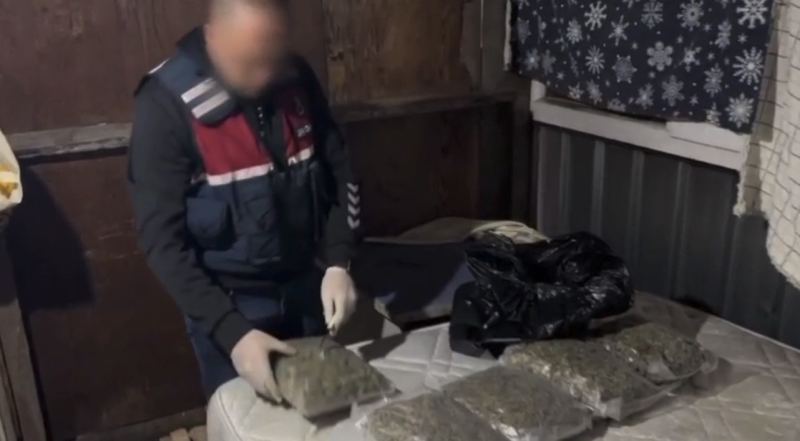 JANDARMA EKİPLERİNİN ZORKUN YAYLASI’NDAKİ BİR EVE DÜZENLEDİĞİ UYUŞTURUCU OPERASYONUNDA 2 KİLO 800 GRAM KUBAR ESRAR ELE GEÇİRİLDİ