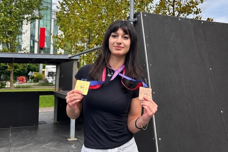 İSTANBUL'DA DÜZENLENEN PARKUR CİMNASTİK GENÇ-BÜYÜK TÜRKİYE ŞAMPİYONASI'NDA MERSİN'İ TEMSİL EDEN ESİLAY ODABAŞI, BİR ALTIN VE BİR BRONZ MADALYA KAZANDI.