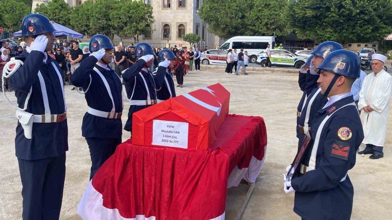 KONYA'DA GÖREV ESNASINDA GEÇİRDİĞİ RAHATSIZLIK SONUCU KALDIRILDIĞI HASTANEDE HASTALIĞA YENİK DÜŞEN UZMAN ÇAVUŞ MUSTAFA CAN'IN NAAŞI, MEMLEKETİ MERSİN'İN ERDEMLİ İLÇESİNDE TÖRENLE SON YOLCULUĞA UĞURLANDI.