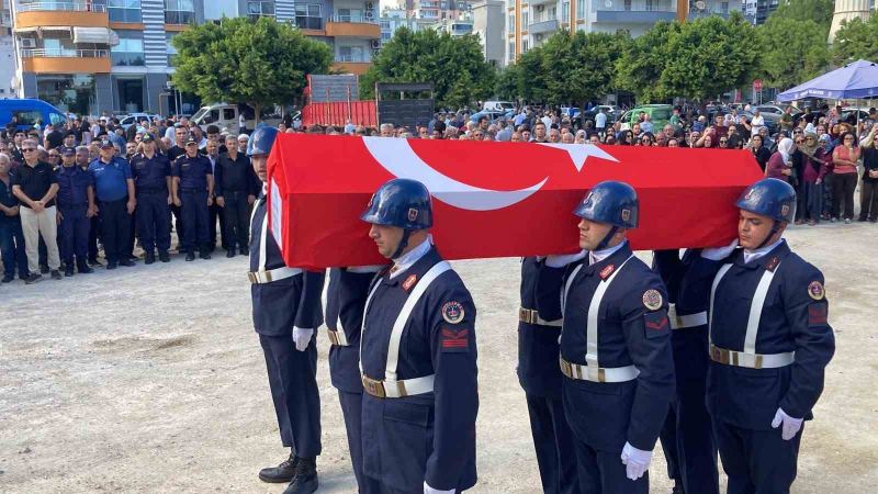 KONYA'DA GÖREV ESNASINDA GEÇİRDİĞİ RAHATSIZLIK SONUCU KALDIRILDIĞI HASTANEDE HASTALIĞA YENİK DÜŞEN UZMAN ÇAVUŞ MUSTAFA CAN'IN NAAŞI, MEMLEKETİ MERSİN'İN ERDEMLİ İLÇESİNDE TÖRENLE SON YOLCULUĞA UĞURLANDI.