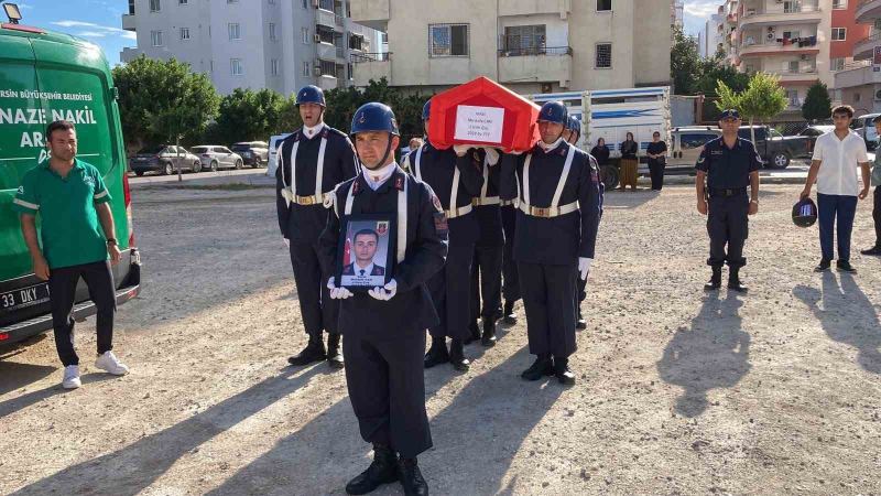 KONYA'DA GÖREV ESNASINDA GEÇİRDİĞİ RAHATSIZLIK SONUCU KALDIRILDIĞI HASTANEDE HASTALIĞA YENİK DÜŞEN UZMAN ÇAVUŞ MUSTAFA CAN'IN NAAŞI, MEMLEKETİ MERSİN'İN ERDEMLİ İLÇESİNDE TÖRENLE SON YOLCULUĞA UĞURLANDI.