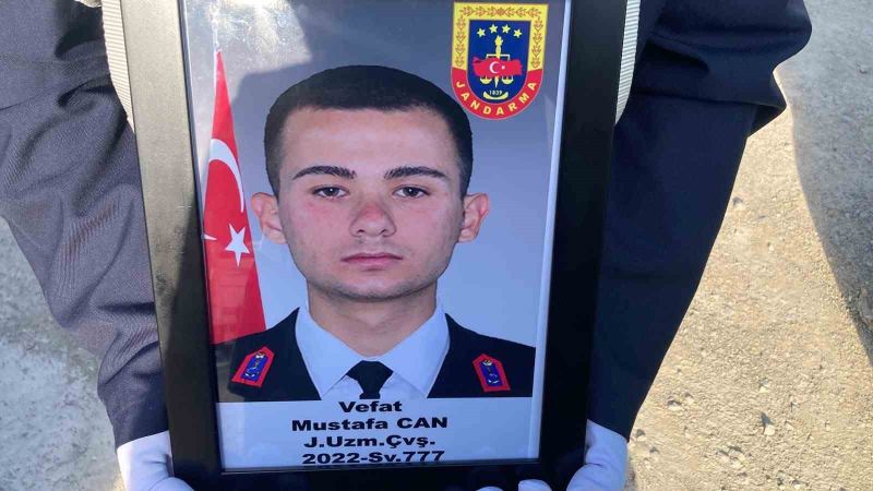 KONYA'DA GÖREV ESNASINDA GEÇİRDİĞİ RAHATSIZLIK SONUCU KALDIRILDIĞI HASTANEDE HASTALIĞA YENİK DÜŞEN UZMAN ÇAVUŞ MUSTAFA CAN'IN NAAŞI, MEMLEKETİ MERSİN'İN ERDEMLİ İLÇESİNDE TÖRENLE SON YOLCULUĞA UĞURLANDI.