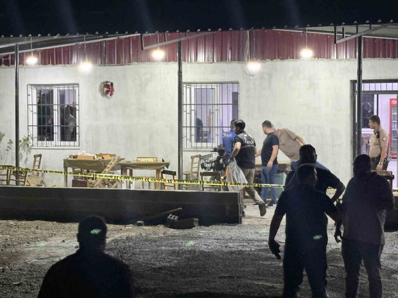MERSİN'İN TARSUS İLÇESİNDE BİR KAHVEHANEYE DÜZENLENEN SİLAHLI SALDIRIDA 1 KİŞİ HAYATINI KAYBETTİ, 4 KİŞİ YARALANDI.