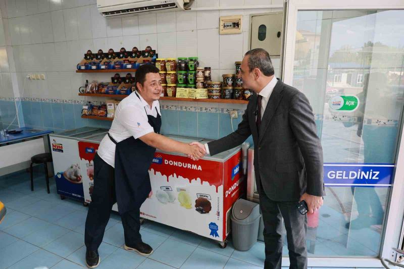 YÜREĞİR BELEDİYE BAŞKAN VEKİLİ TARIK ÖZÜNAL, KIŞLA CADDESİ’NDE ESNAFIN TALEP VE ÖNERİLERİNİ DİNLEDİ.