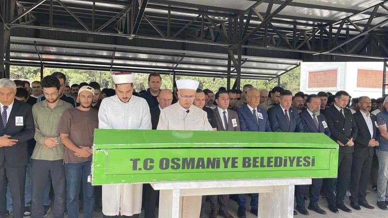 OSMANİYE’DE GÖREV YAPTIĞI OKULUN BAHÇESİNDE YEĞENİNİN SİLAHLI SALDIRISI SONUCU HAYATINI KAYBEDEN TÜRK DİLİ VE EDEBİYATI ÖĞRETMENİ MEHMET BİLGİLİ, DÜZENLENEN CENAZE TÖRENİNİN ARDINDAN SON YOLCULUĞUNA UĞURLANDI.