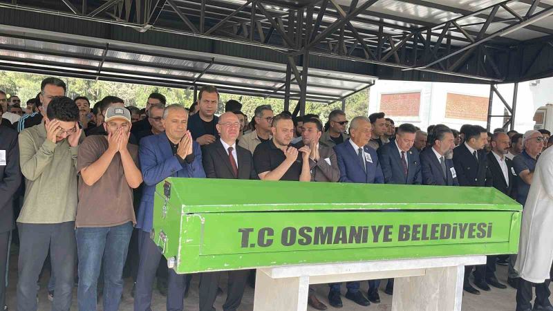 OSMANİYE’DE GÖREV YAPTIĞI OKULUN BAHÇESİNDE YEĞENİNİN SİLAHLI SALDIRISI SONUCU HAYATINI KAYBEDEN TÜRK DİLİ VE EDEBİYATI ÖĞRETMENİ MEHMET BİLGİLİ, DÜZENLENEN CENAZE TÖRENİNİN ARDINDAN SON YOLCULUĞUNA UĞURLANDI.