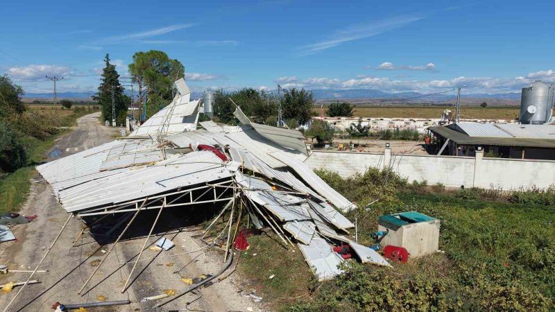 ADANA’NIN İMAMOĞLU İLÇESİNDE DÜN ETKİLİ OLAN SAĞANAK YAĞIŞ VE FIRTINA İLE OLUŞAN SÜPER HÜCRE AĞZIKARACA MAHALLESİ’NDE İKİ ÜRETİM TESİSİNDE BÜYÜK HASARA YOL AÇTI. FIRTINADA TAVUK ÇİFTLİĞİNİN ÇATISI UÇARKEN YAKLAŞIK 20 BİN CİVCİV TELEF OLDU, 2 OTOMOBİL ZARAR GÖRDÜ.
