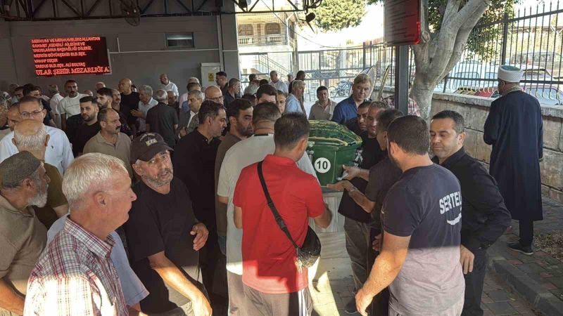 MERSİN'İN TARSUS İLÇESİNDE KAHVEHANEYE DÜZENLENEN SİLAHLI SALDIRIDA HAYATINI KAYBEDEN 71 YAŞINDAKİ YILLARCA AMATÖR KULÜPLERİN ANTRENÖRLÜĞÜNÜ YAPAN MEHMET ATLI SON YOLCULUĞUNA UĞURLANDI.
