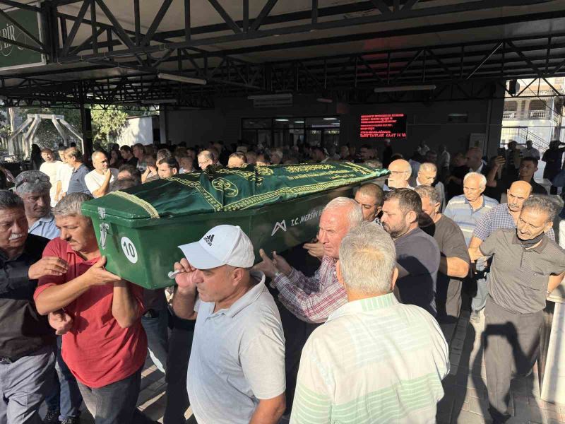 CENAZE TÖRENİNE ATLI'NIN AİLESİ, YAKINLARI VE VATANDAŞLARIN YANI SIRA TARSUS BELEDİYE BAŞKANI ALİ BOLTAÇ'TA KATILDI.