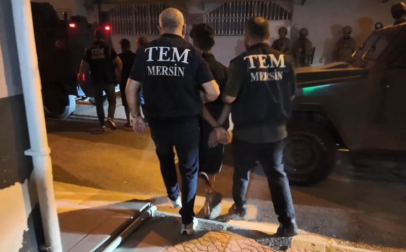 MERSİN'DE MİT DESTEKLİ TERÖR ÖRGÜTÜ DEAŞ'A YÖNELİK DÜZENLENEN OPERASYONA 3 ŞÜPHELİ YAKALANIP TUTUKLANDI.