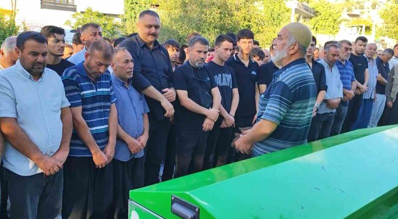 ADANA’NIN KOZAN İLÇESİNDE 28 EYLÜL’DE  MEYDANA GELEN TRAFİK KAZASINDA AĞIR YARALANAN 17 YAŞINDAKİ SELÇUK KELEBEKLİ, TEDAVİ GÖRDÜĞÜ HASTANEDE HAYATINI KAYBETTİ. GENÇ SELÇUK, İKİNDİ NAMAZINA MÜTEAKİP DÜZENLENEN CENAZE NAMAZININ ARDINDAN DUALARLA SON YOLCULUĞUNA UĞURLANDI.
