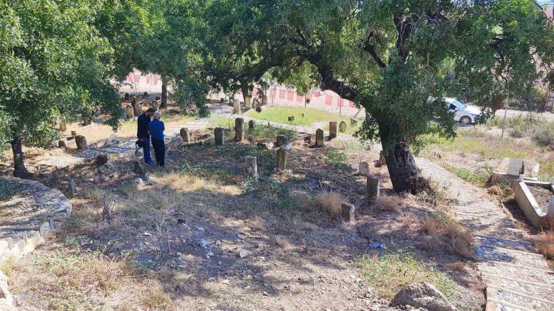 ADANA’DA OĞUZ TÜRKMEN ÜÇOK BOYUNA AİT OLDUĞU BELİRTİLEN TARİHİ MEZARLIKTA, ÜZERİNDE OK İŞARETİ BULUNAN MEZAR TAŞI ÇALINDI.
