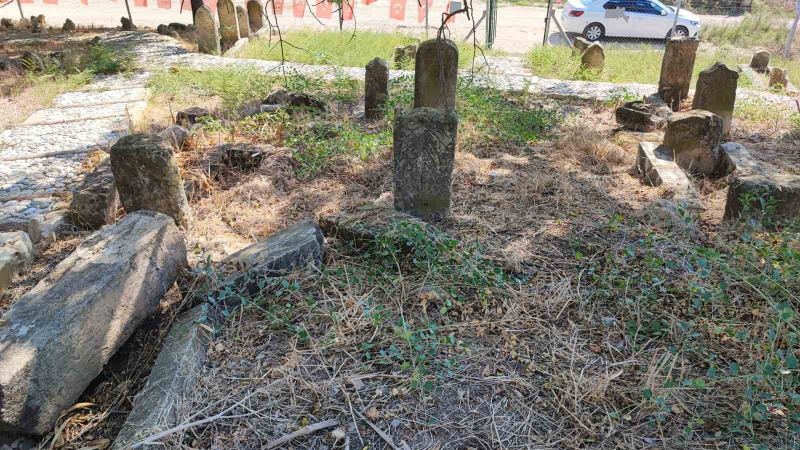 ADANA’DA OĞUZ TÜRKMEN ÜÇOK BOYUNA AİT OLDUĞU BELİRTİLEN TARİHİ MEZARLIKTA, ÜZERİNDE OK İŞARETİ BULUNAN MEZAR TAŞI ÇALINDI.