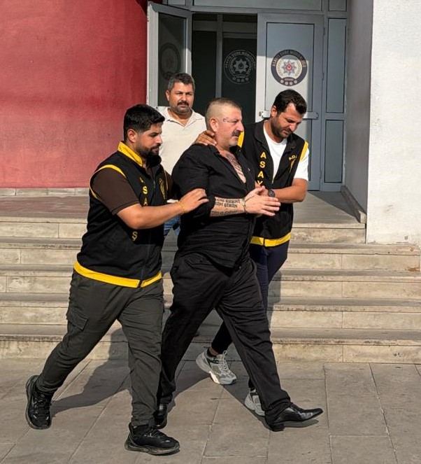 CEZAEVİ FİRARİSİ OLAN AKÇAY, ADANA POLİSİNİN YAKLAŞIK 200 SAATLİK KGYS VE GÜVENLİK KAMERASI GÖRÜNTÜSÜNÜ İNCELEMESİ SONUCU SAKLANDIĞI EVDE YAKALANDI.