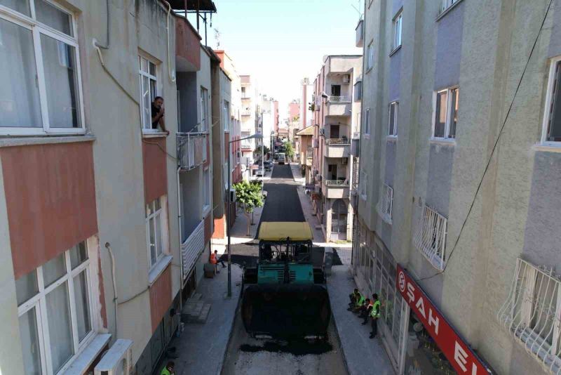 AKDENİZ BELEDİYESİ TARAFINDAN İLÇE GENELİNDE ULAŞIM KONFORUNUN ARTIRILMASI AMACIYLA YÜRÜTÜLEN YOL YAPIM VE BAKIM ÇALIŞMALARI KAPSAMINDA MESUDİYE MAHALLESİ'NDE SICAK ASFALT SERİMİNE BAŞLANDI.