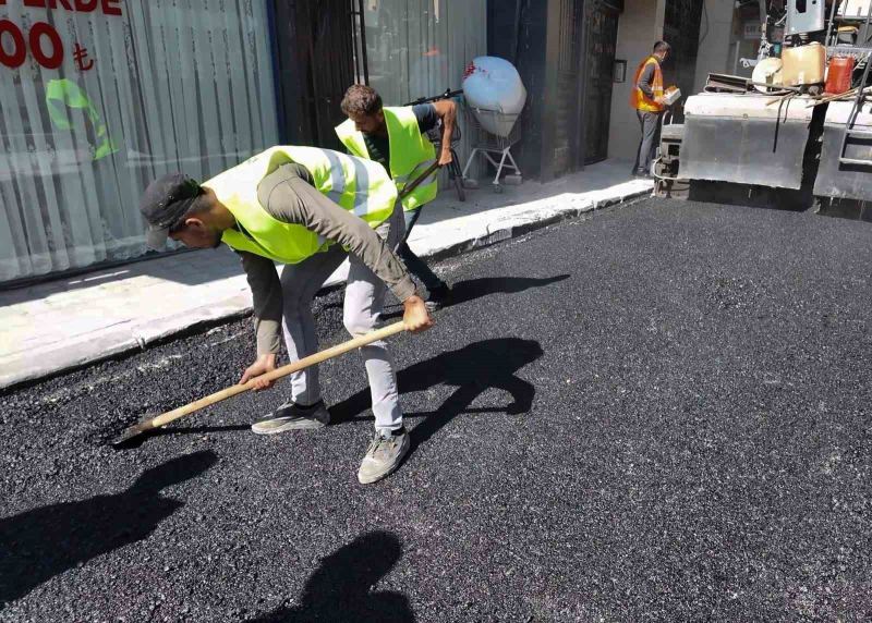 AKDENİZ BELEDİYESİ TARAFINDAN İLÇE GENELİNDE ULAŞIM KONFORUNUN ARTIRILMASI AMACIYLA YÜRÜTÜLEN YOL YAPIM VE BAKIM ÇALIŞMALARI KAPSAMINDA MESUDİYE MAHALLESİ'NDE SICAK ASFALT SERİMİNE BAŞLANDI.