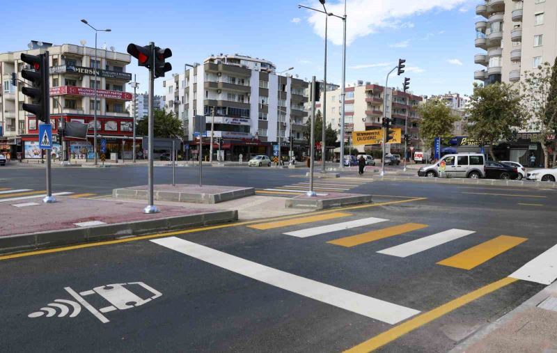 MERSİN BÜYÜKŞEHİR BELEDİYESİ TARAFINDAN YENİŞEHİR İLÇESİNDEKİ GÜLERYÜZ KAVŞAĞI’NDA GERÇEKLEŞTİRİLEN DÜZENLEMEYLE TRAFİK AKIŞININ İYİLEŞTİRİLMESİ VE ARAÇ GEÇİŞ KAPASİTESİNİN ARTIRILMASI HEDEFLENİRKEN, KAVŞAĞA YAPAY ZEKA DESTEKLİ HİBRİT ADAPTİF KAVŞAK YÖNETİM SİSTEMİ DE UYGULANDI.