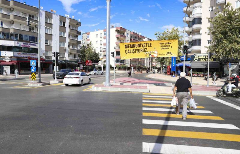 MERSİN BÜYÜKŞEHİR BELEDİYESİ TARAFINDAN YENİŞEHİR İLÇESİNDEKİ GÜLERYÜZ KAVŞAĞI’NDA GERÇEKLEŞTİRİLEN DÜZENLEMEYLE TRAFİK AKIŞININ İYİLEŞTİRİLMESİ VE ARAÇ GEÇİŞ KAPASİTESİNİN ARTIRILMASI HEDEFLENİRKEN, KAVŞAĞA YAPAY ZEKA DESTEKLİ HİBRİT ADAPTİF KAVŞAK YÖNETİM SİSTEMİ DE UYGULANDI.