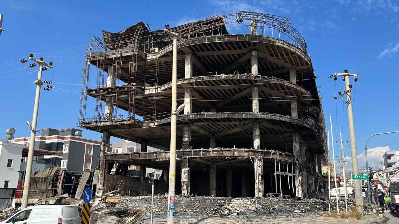 Mersin’deki mobilya mağazası küle döndü, soğutma çalışması sabaha kadar sürdü