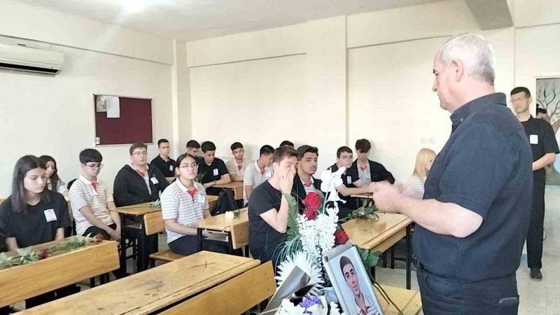 KELEBEKLİ’NİN SINIF ARKADAŞLARI, BOŞ KALAN SIRASINA ÇİÇEK BIRAKARAK GÖZYAŞLARINA HAKİM OLAMADI.