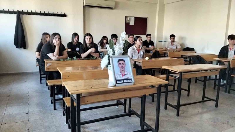 KELEBEKLİ’NİN SINIF ARKADAŞLARI, BOŞ KALAN SIRASINA ÇİÇEK BIRAKARAK GÖZYAŞLARINA HAKİM OLAMADI.
